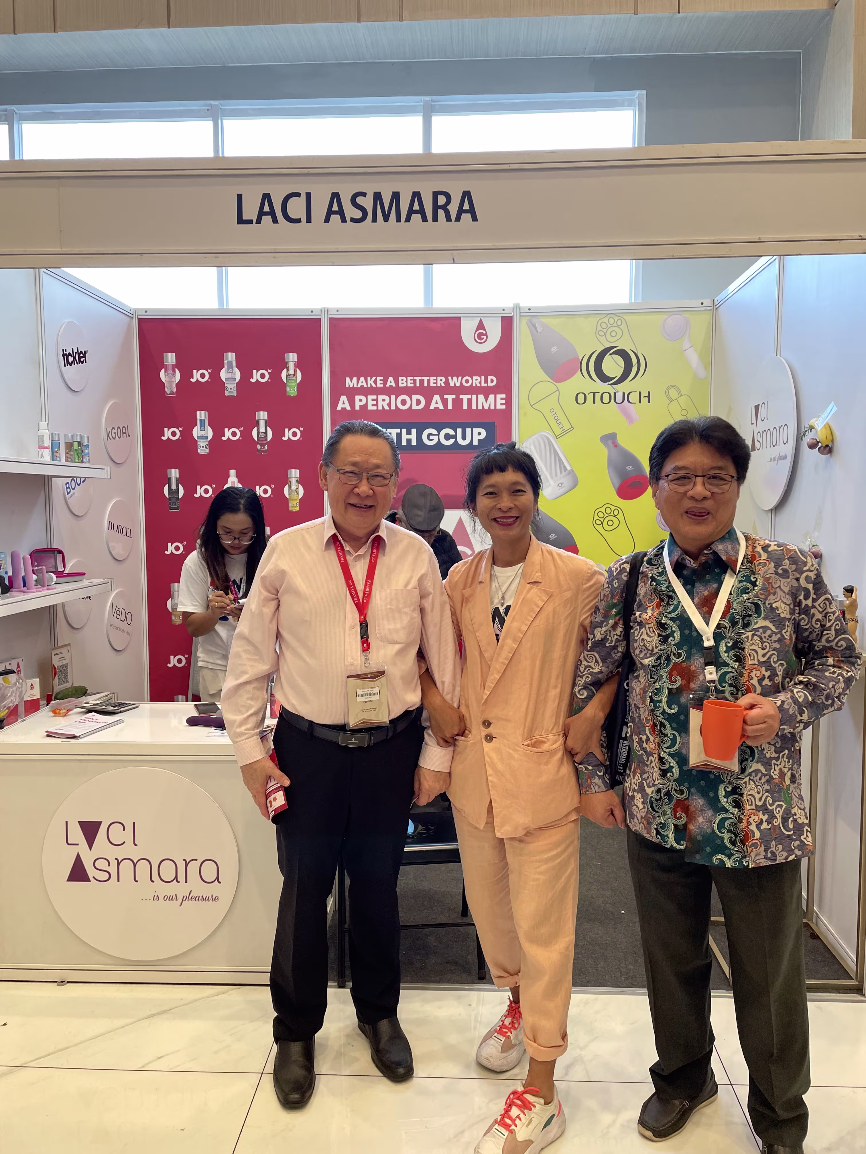 dr. Ali F. Siauw, M.Repro, Sp.And and dr. Johannes Soedjono, Sp.And at the Laciasmara booth during SIMNAS ASI 2023