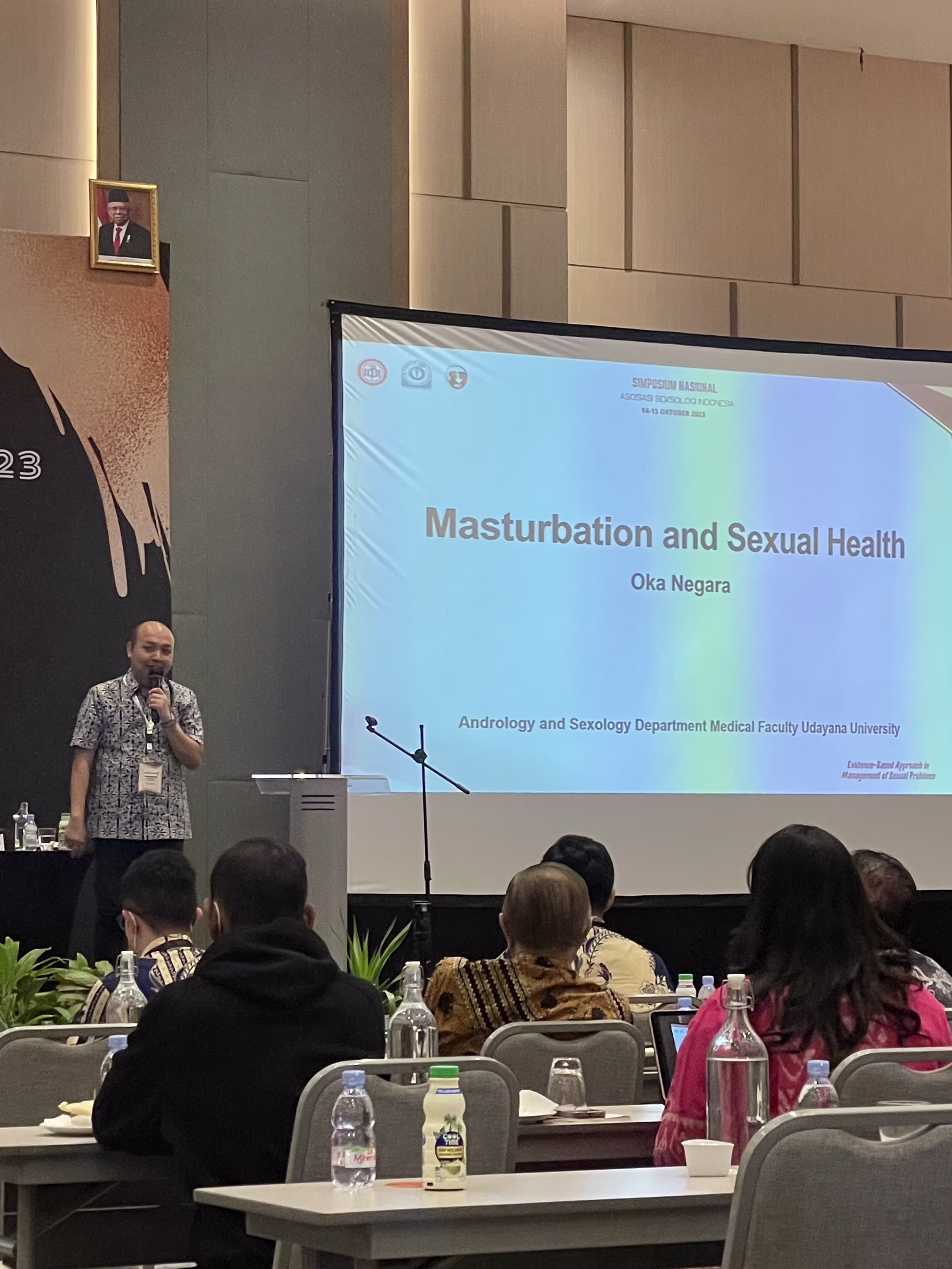 dr. Oka Negara, M.Biomed, FIAS presenting on masturbation and sexual health at SIMNAS ASI 2023