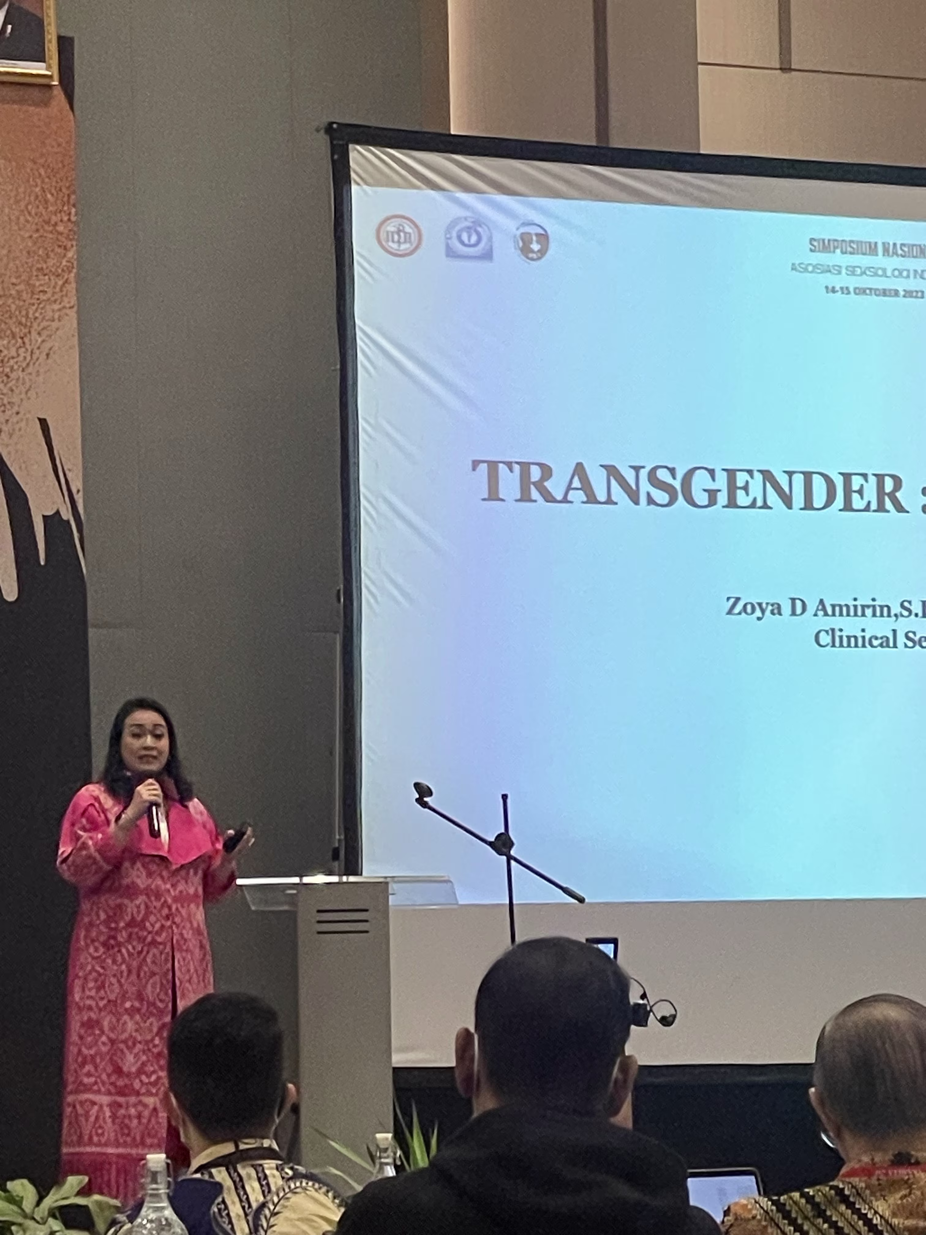 Zoya Amirin, M.Psi, FIAS presenting on transgender and sexuality at SIMNAS ASI 2023