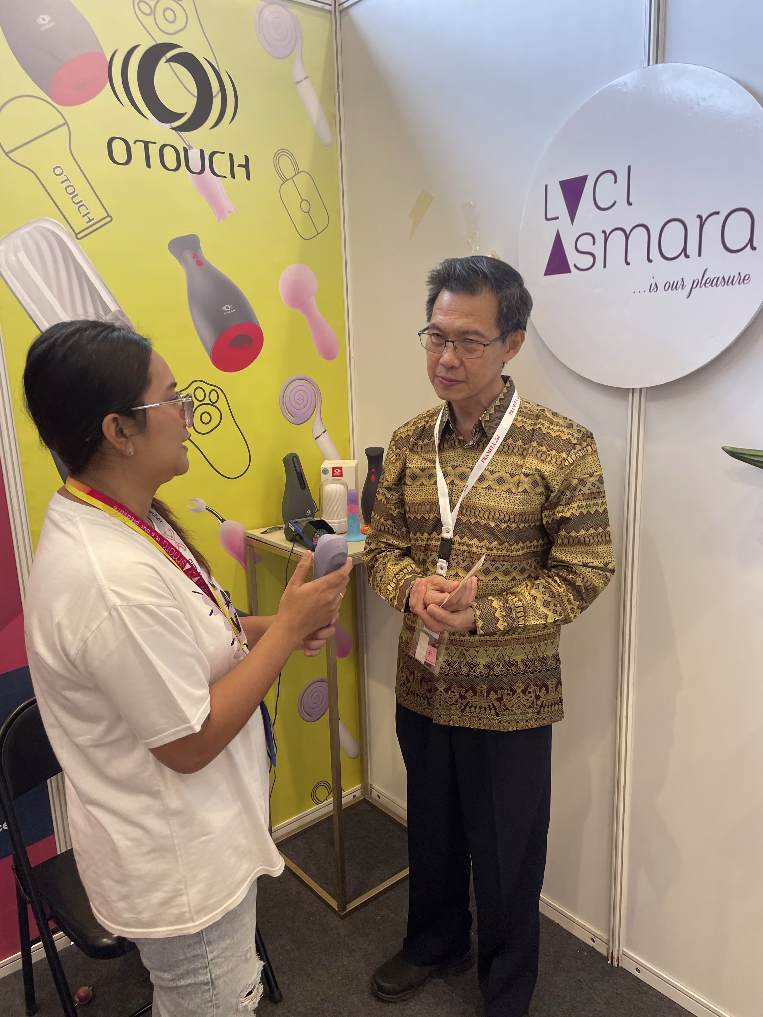 dr. Peter Gunawan Tandean, M.Kes, Sp.And listening to a product explanation from Laciasmara staff during SIMNAS ASI 2023