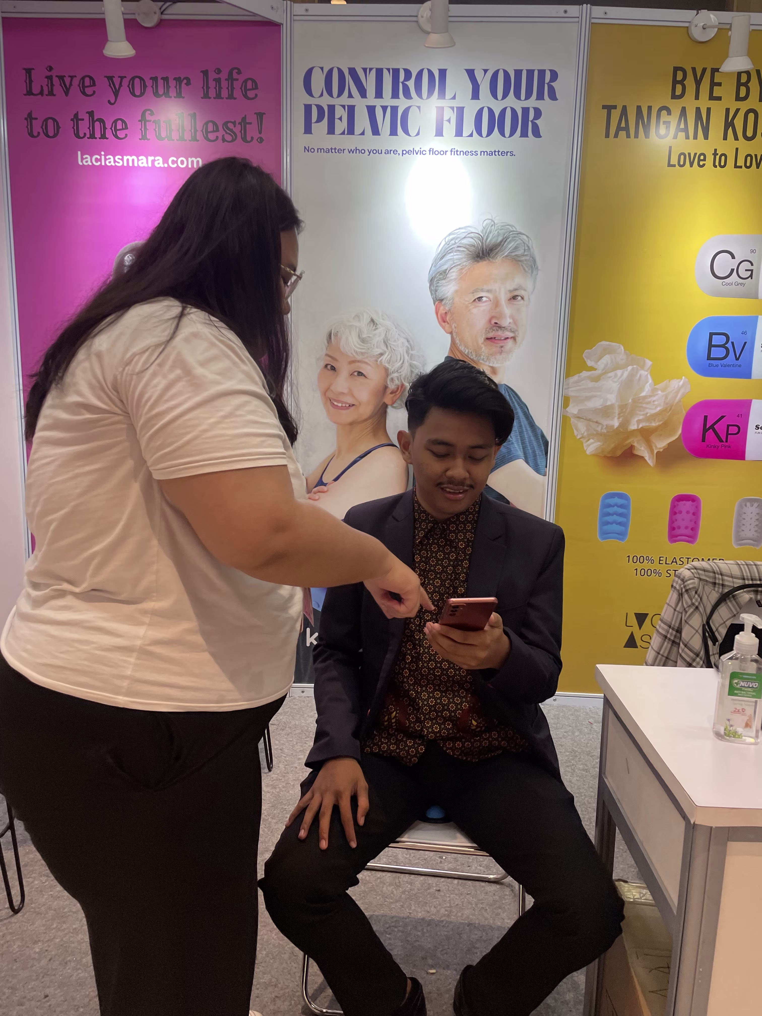 A visitor trying out the kGoal Boost male pelvic floor trainer at the Laciasmara booth during PIT PERSANDI XIV 2023