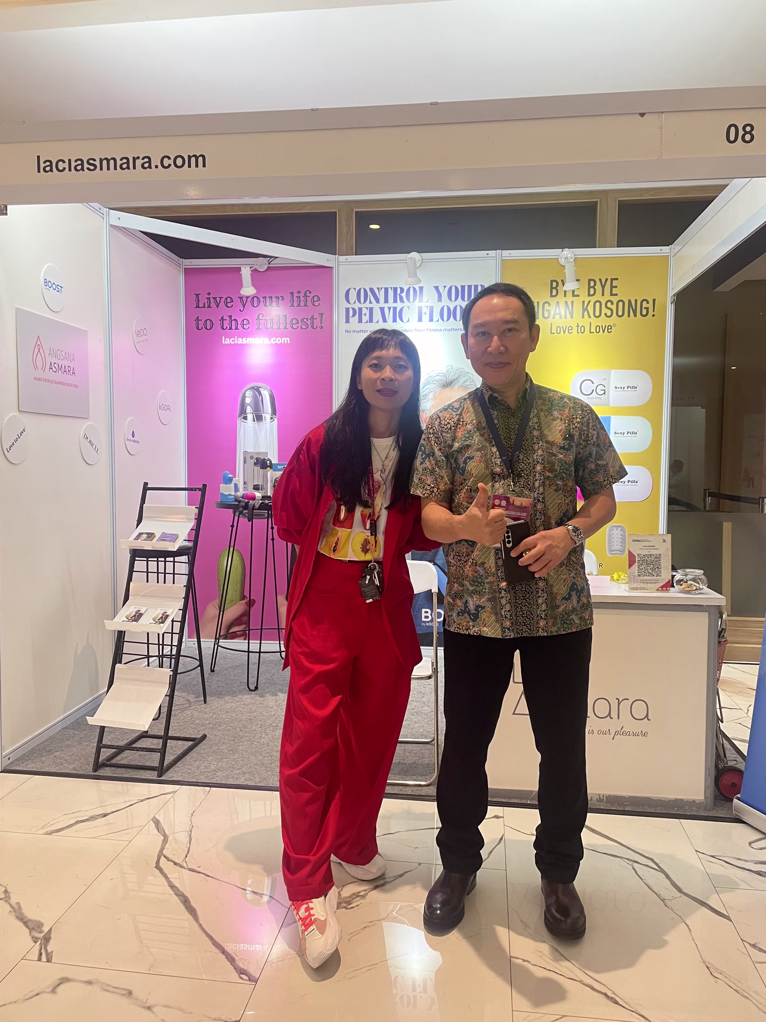 PIT PERSANDI XIV organizing committee chairman dr. Heru Harsojo Oentoeng, M.Repro, Sp.And(K) with Rendra Susanti at the Laciasmara booth