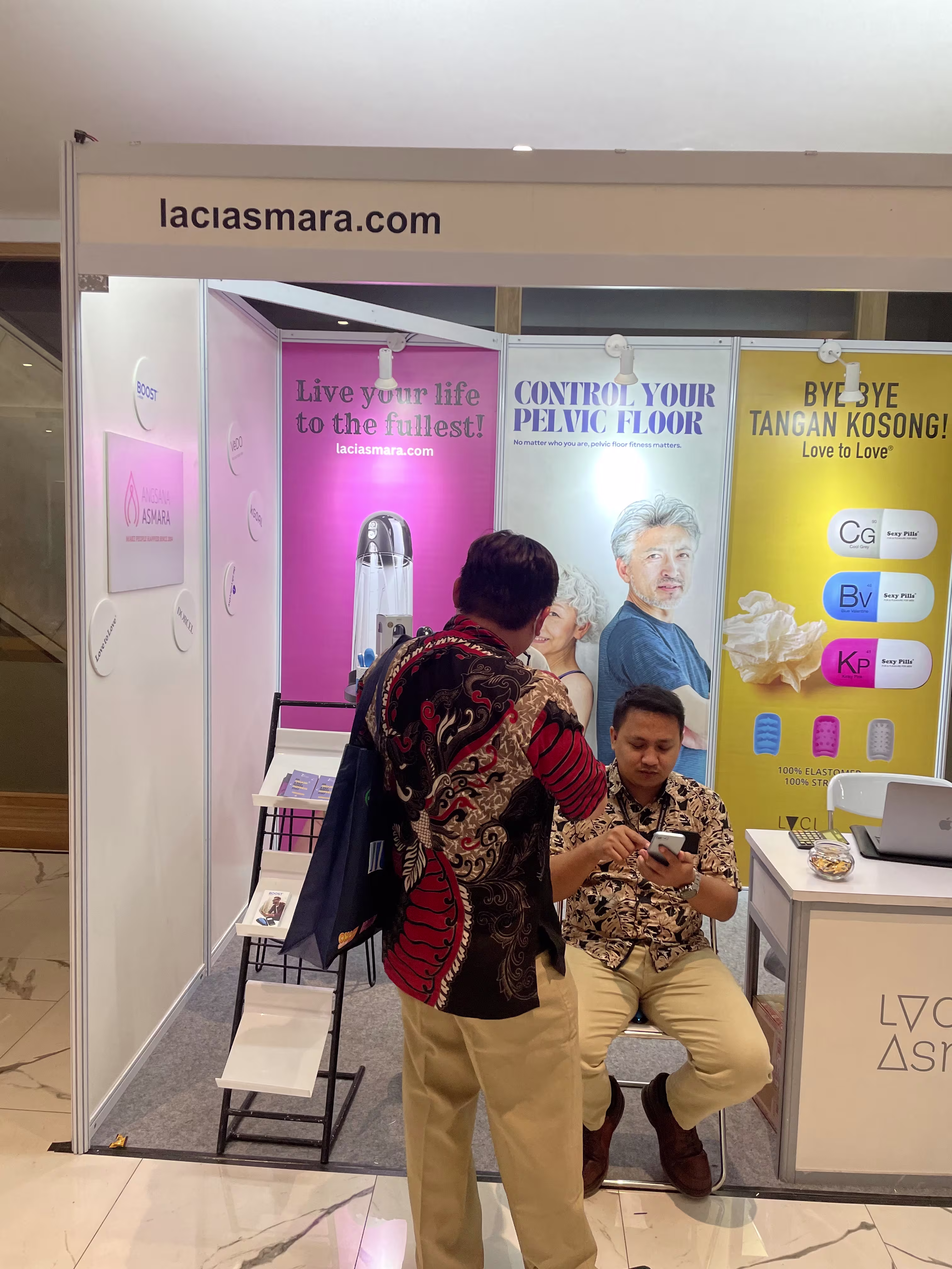 A Laciasmara booth guest testing out the kGoal Boost sit-on pelvic floor trainer during PIT PERSANDI XIV 2023