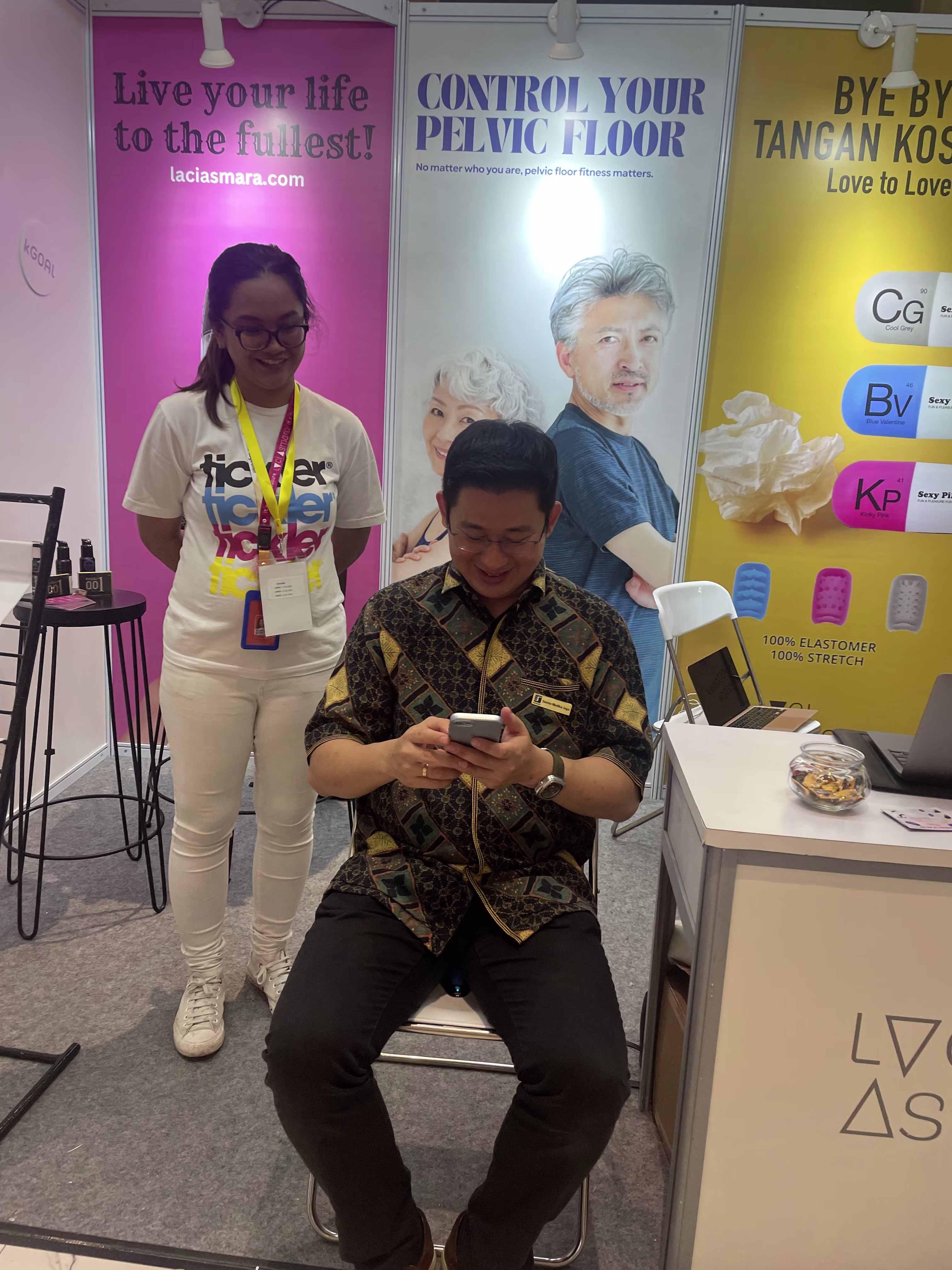 Mr. Hady testing out the Boost Kegel exerciser at the Laciasmara booth during PIT PERSANDI XIV 2023