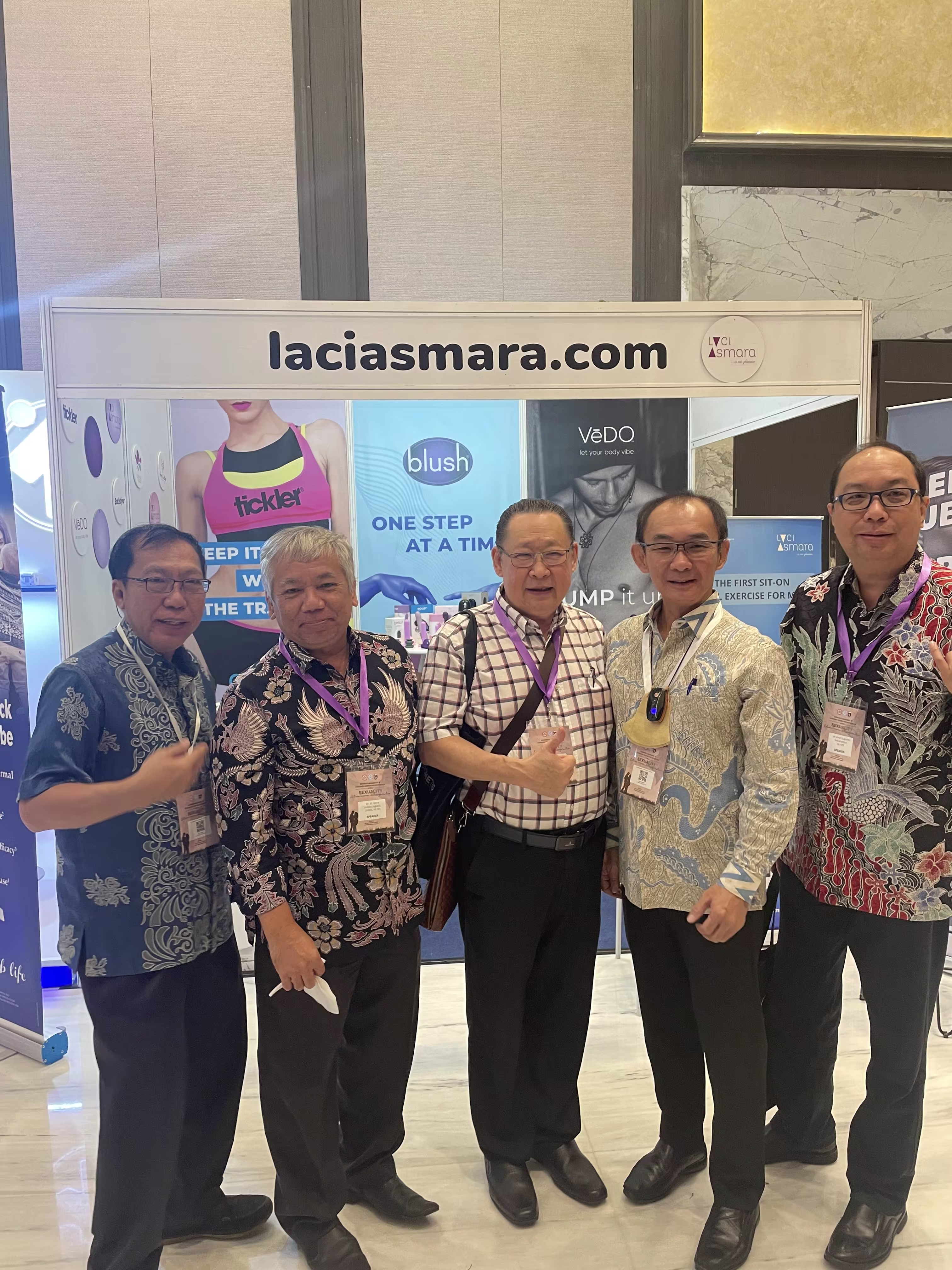 A group of doctors posing together in front of the Laciasmara exhibition booth at Kongres Nasional IV Asosiasi Seksologi Indonesia