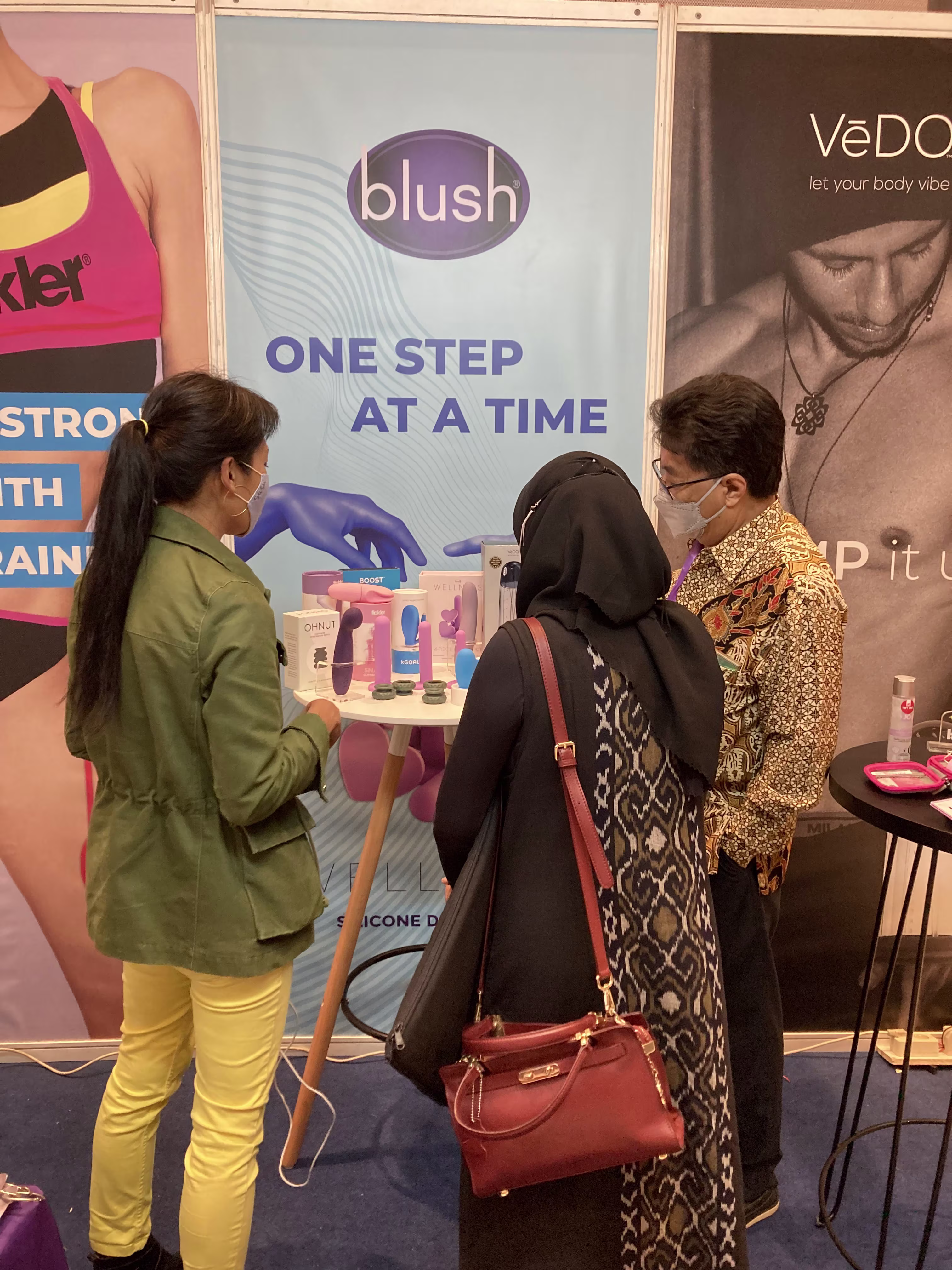 Laciasmara founder Rendra Susanti explaining intimate wellness products to a group of doctors at Kongres Nasional IV Asosiasi Seksologi Indonesia