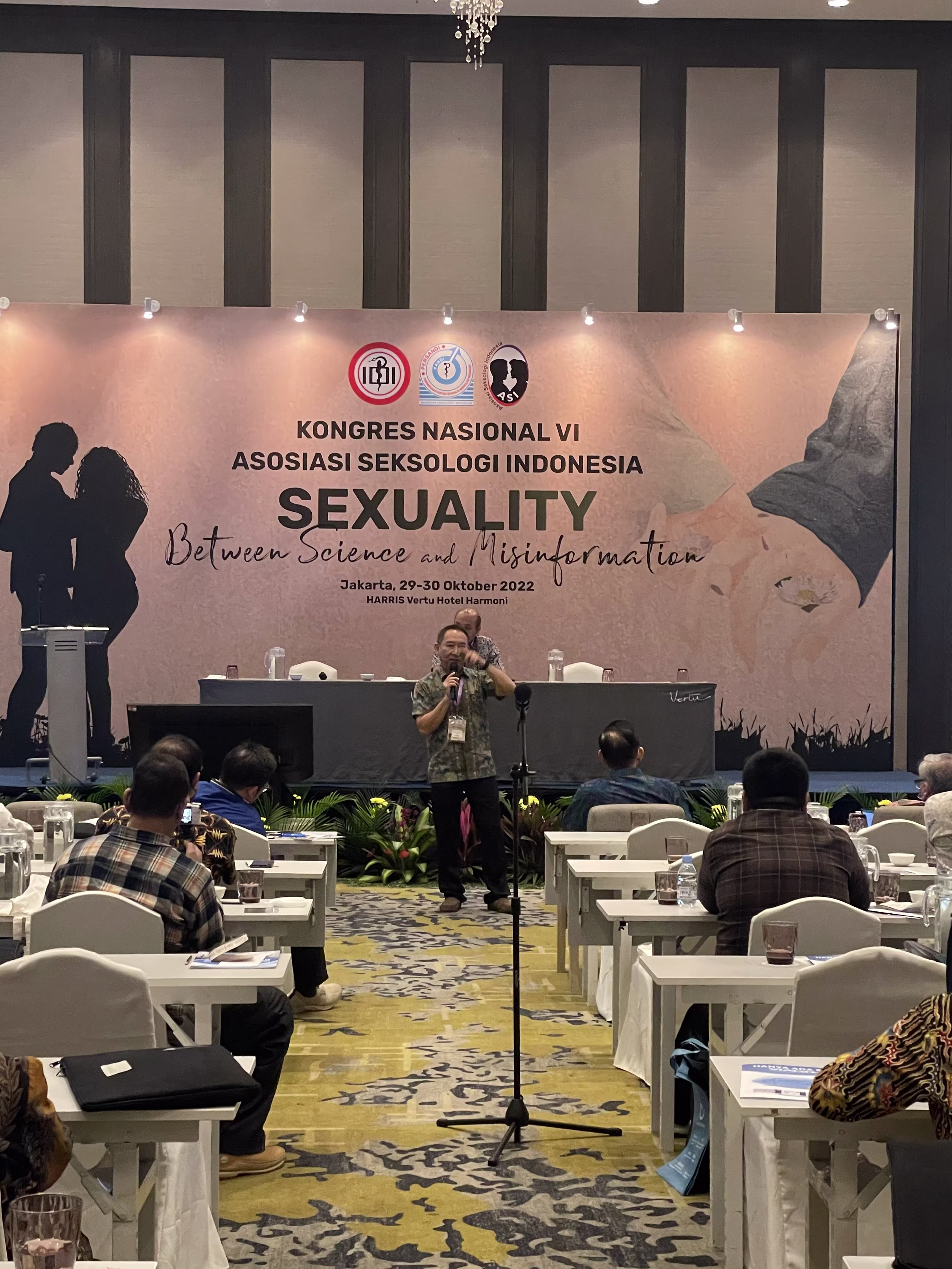 The main stage during the opening ceremony and presentations at Kongres Nasional IV Asosiasi Seksologi Indonesia