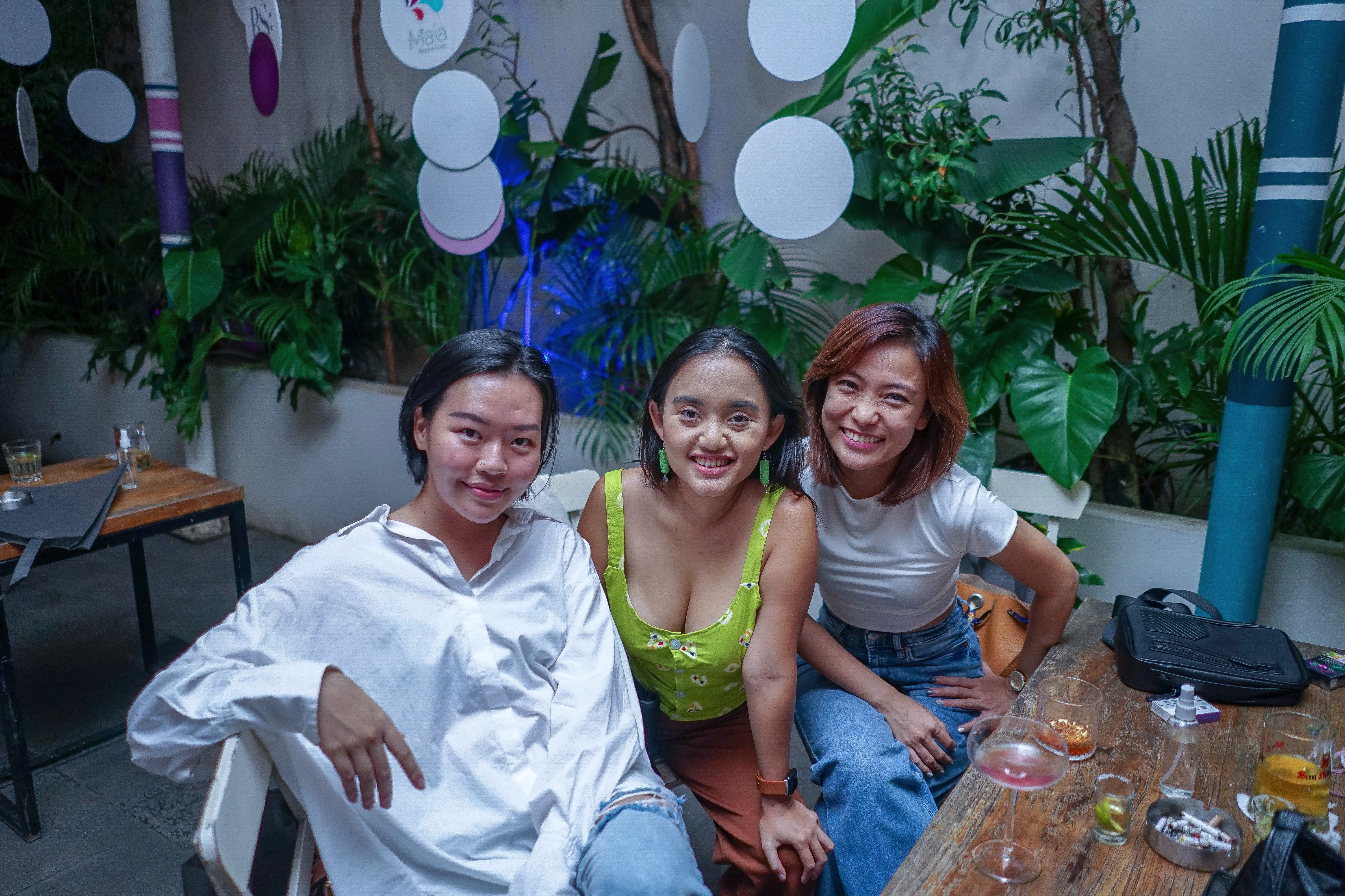 Ida Swasti from Gthings posing happily with two female guests at the Teman Asmara Bersua event celebrating 7 years of Laciasmara