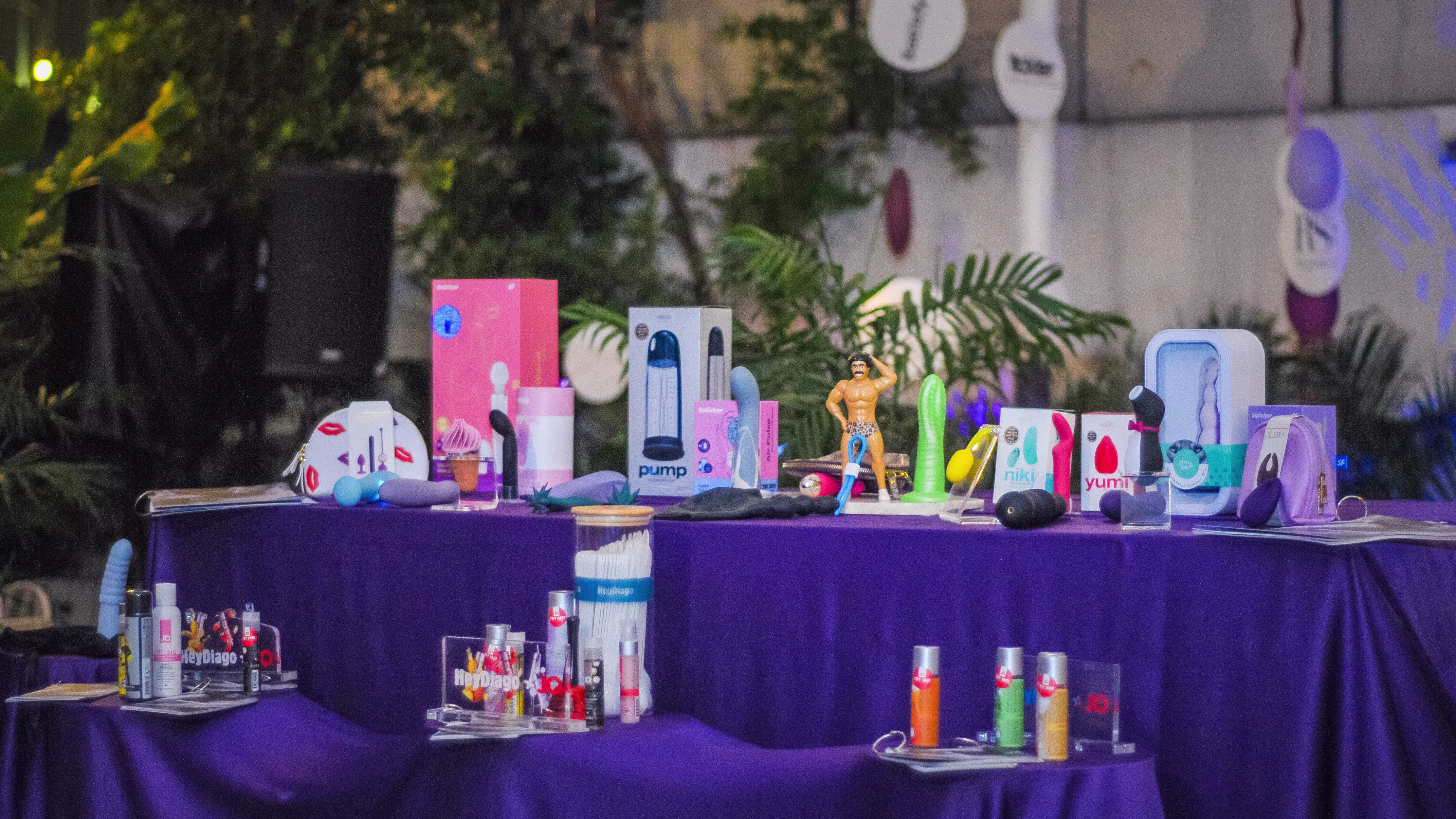 An alternative view of the Laciasmara sexual health and intimacy product exhibition table at ¡Porqué No!