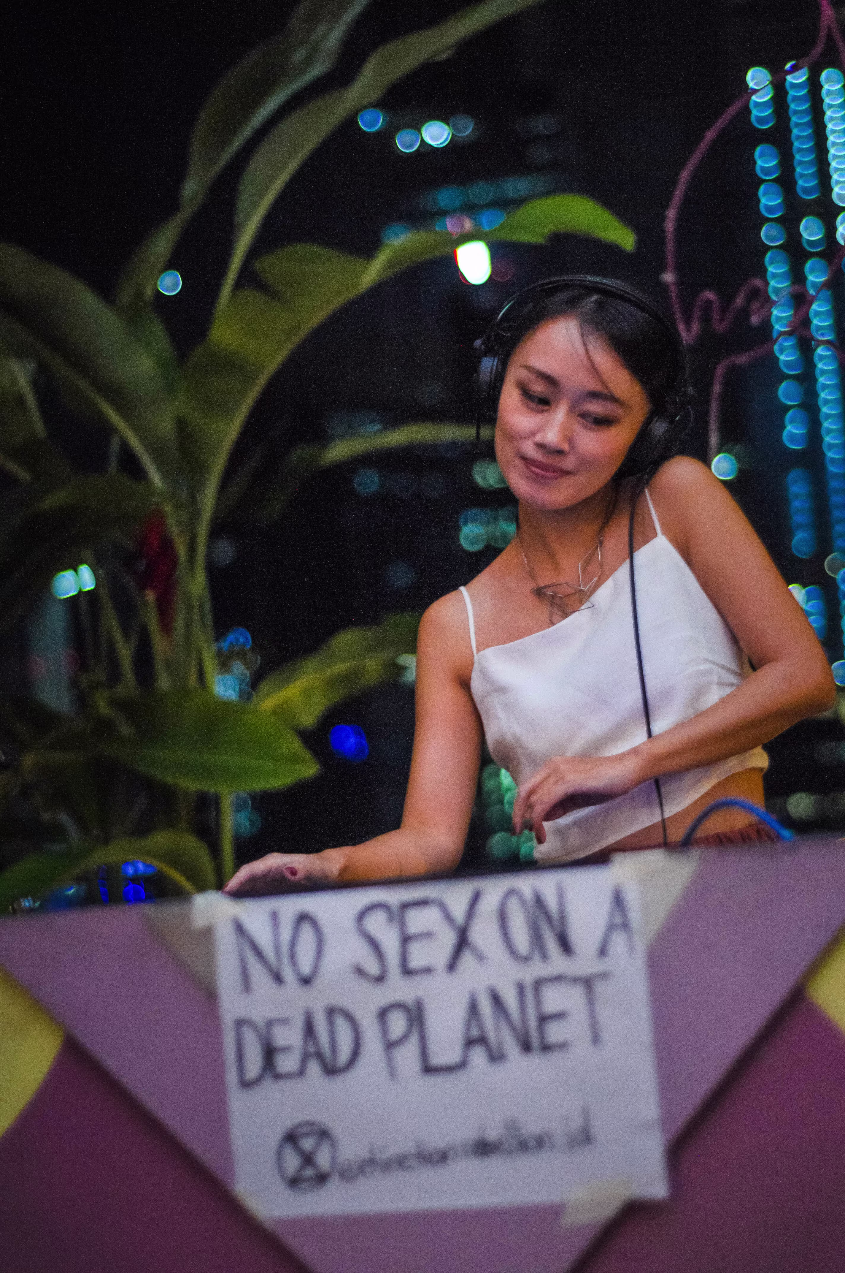 A female DJ performing a live musical set to create a lively atmosphere at the Teman Asmara Bersua celebration