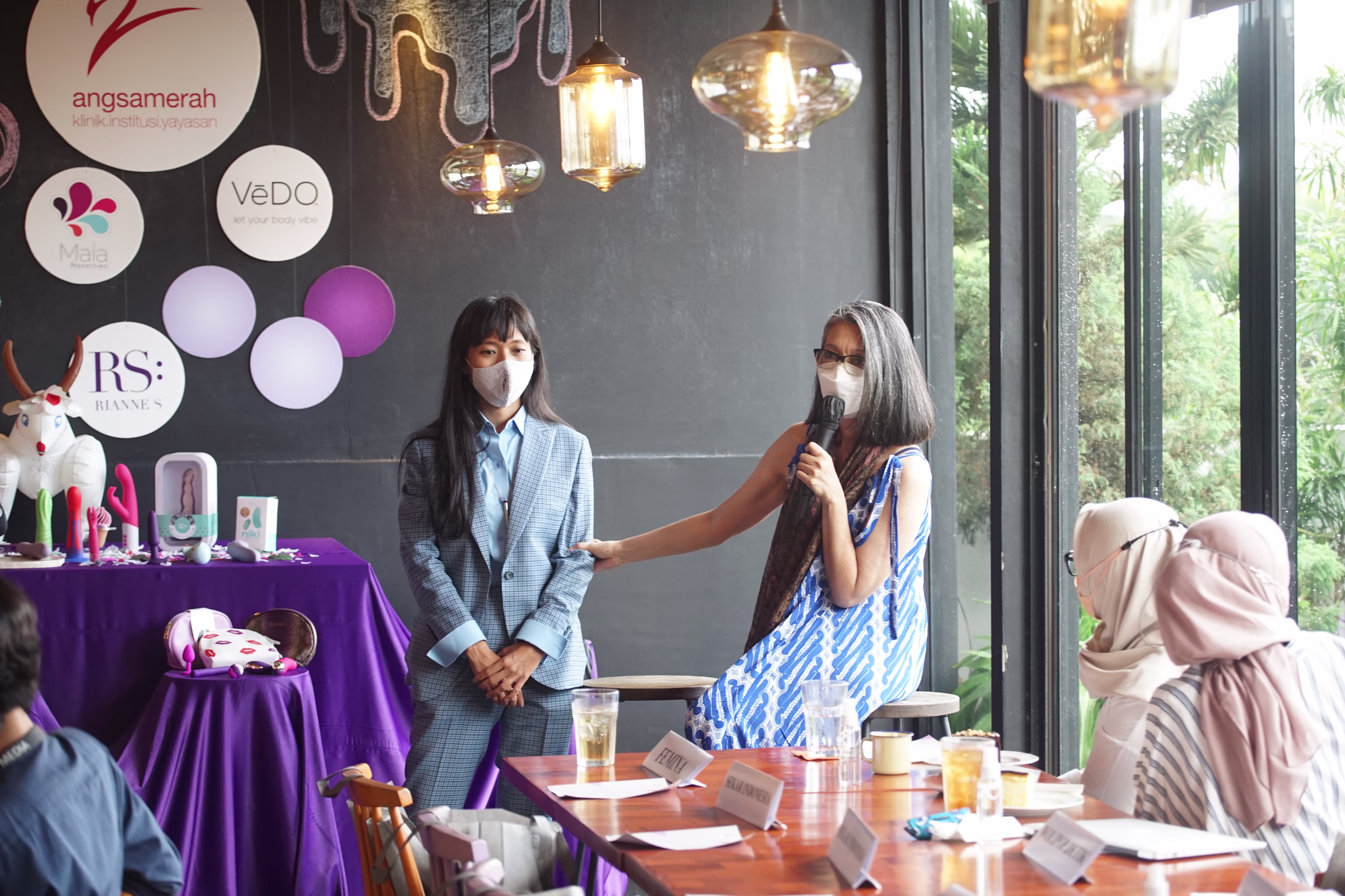 Laciasmara founder Rendra Susanti speaking during an educational talkshow segment at the joint press conference event