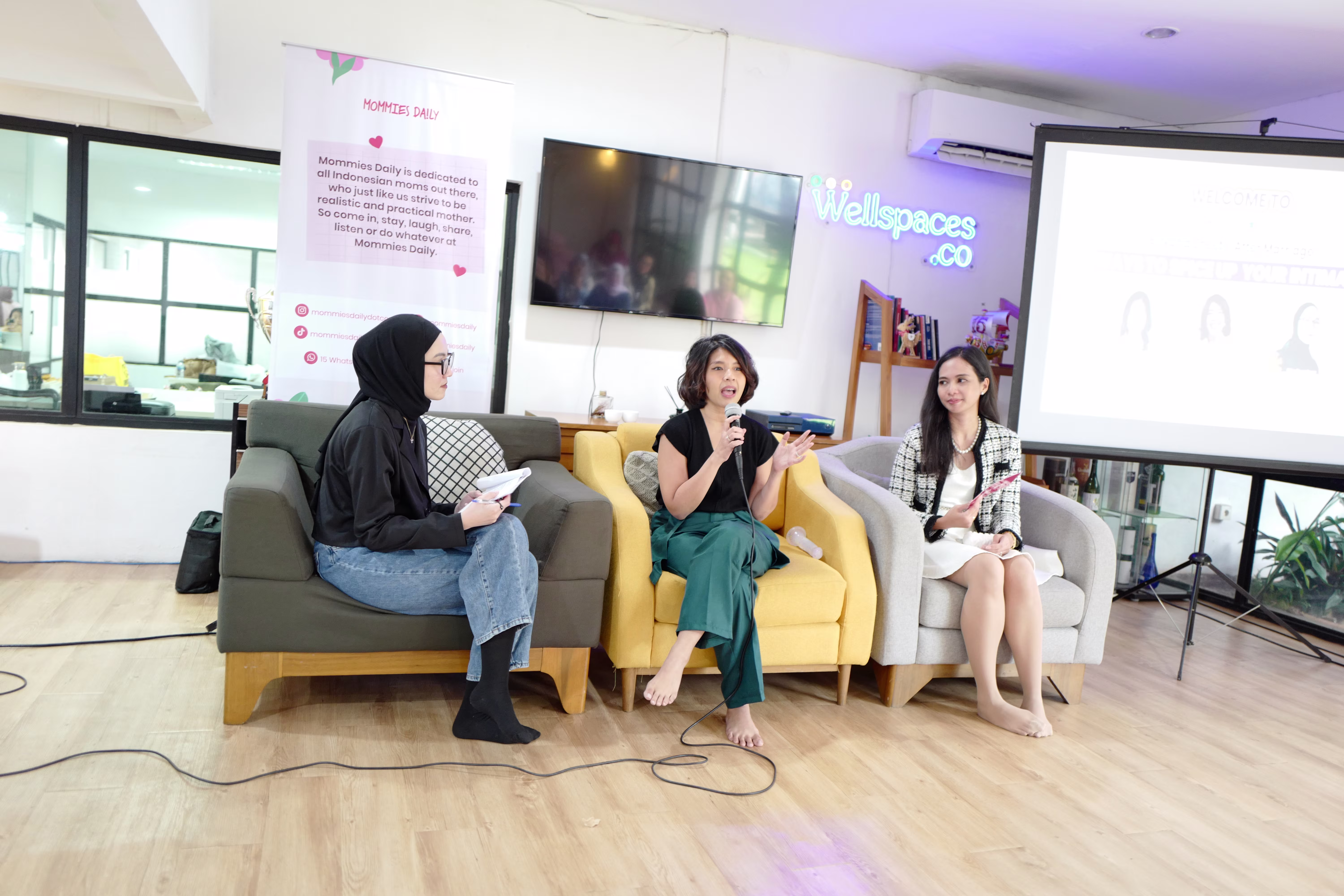 Talkshow in Mommies Daily 2025 event starring with pyscholog Febrizky Yahya, S.Psi.