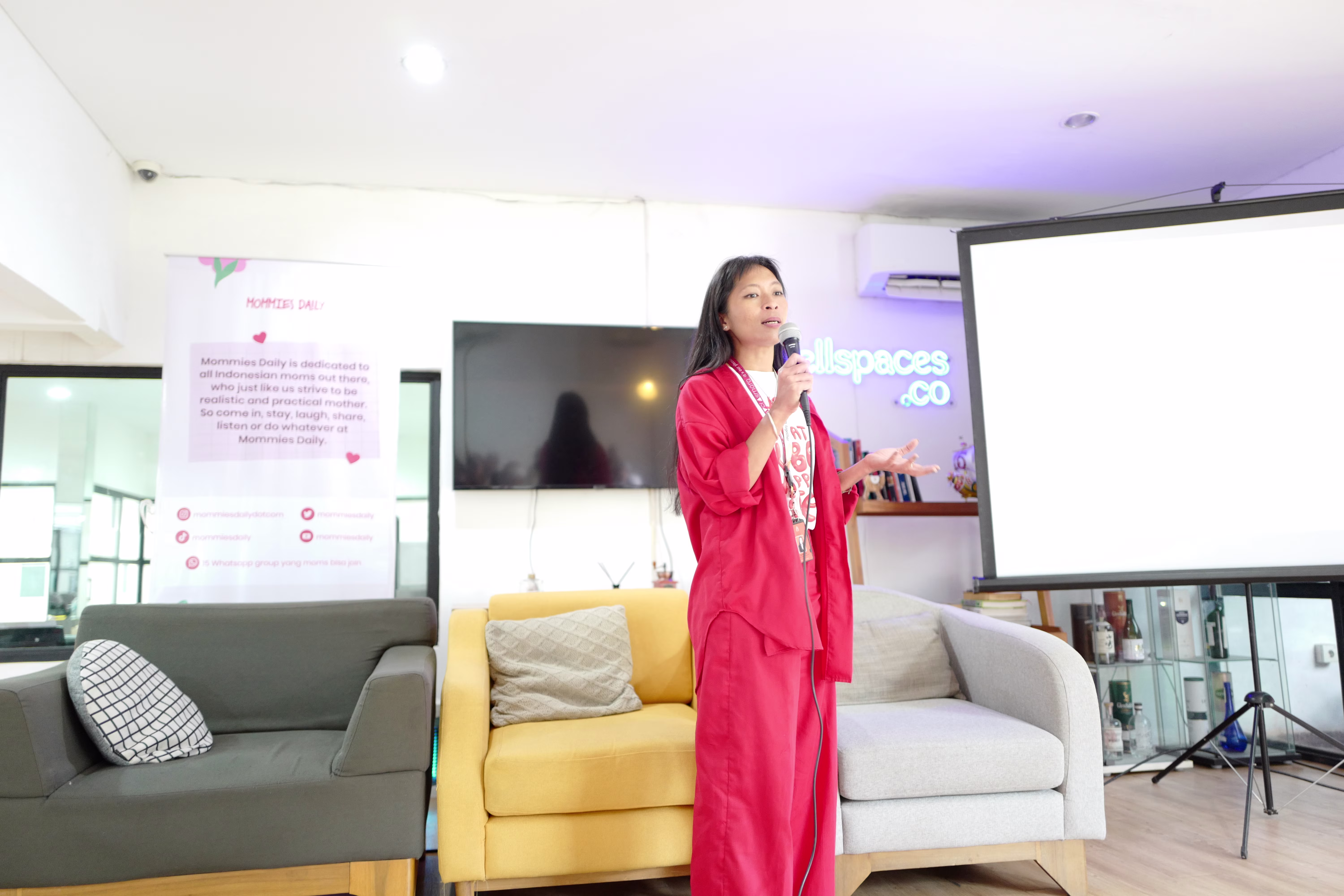 Rendra Susanti presenting a slide deck about sexual wellness.