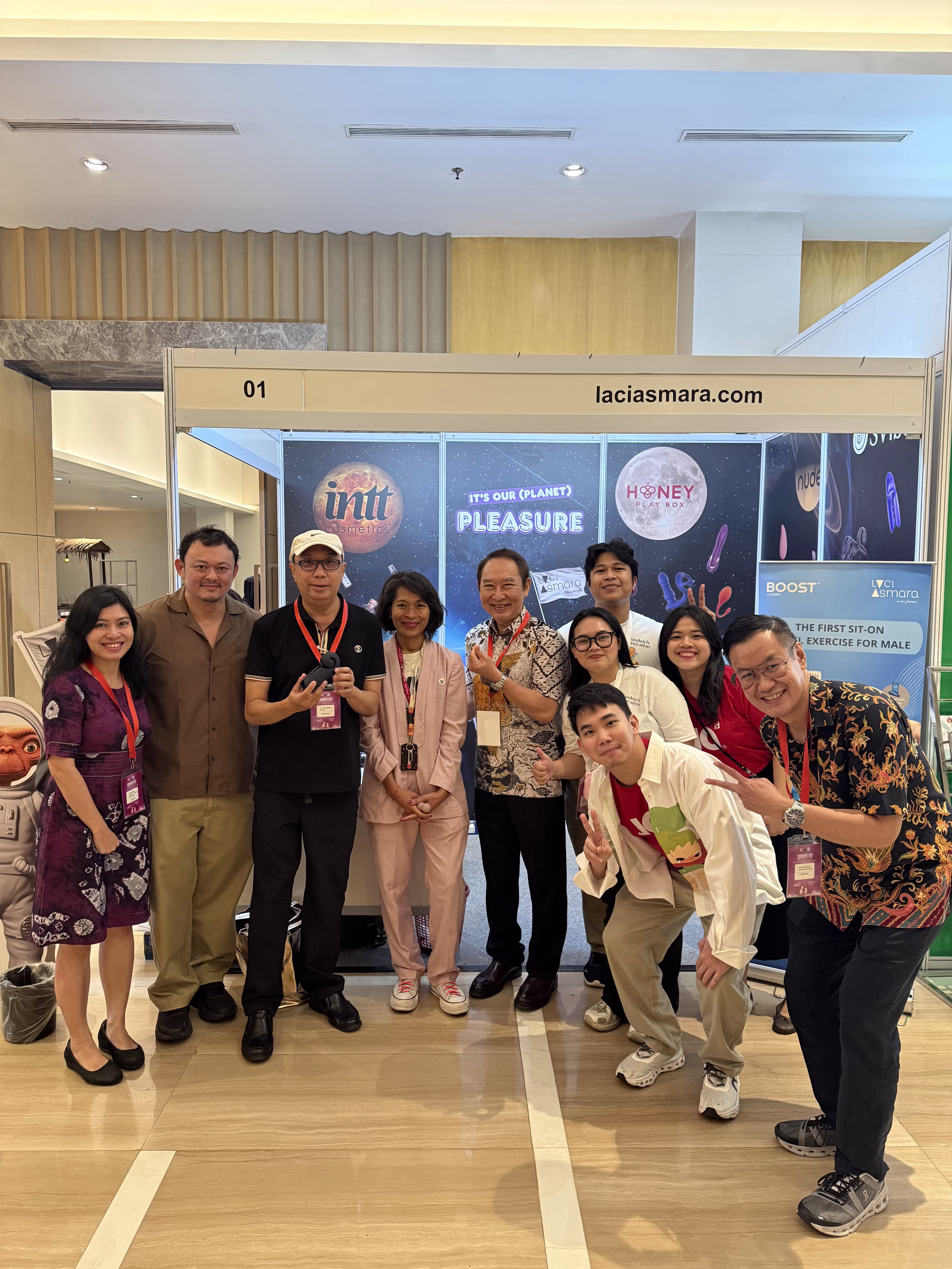 dr. Heru Harsojo Oentoeng, M.Repro, Sp.And, SubspSPAP(K), FECSM and Hello Diado Team at Laciasmara Booth SIMNAS AS 2025
