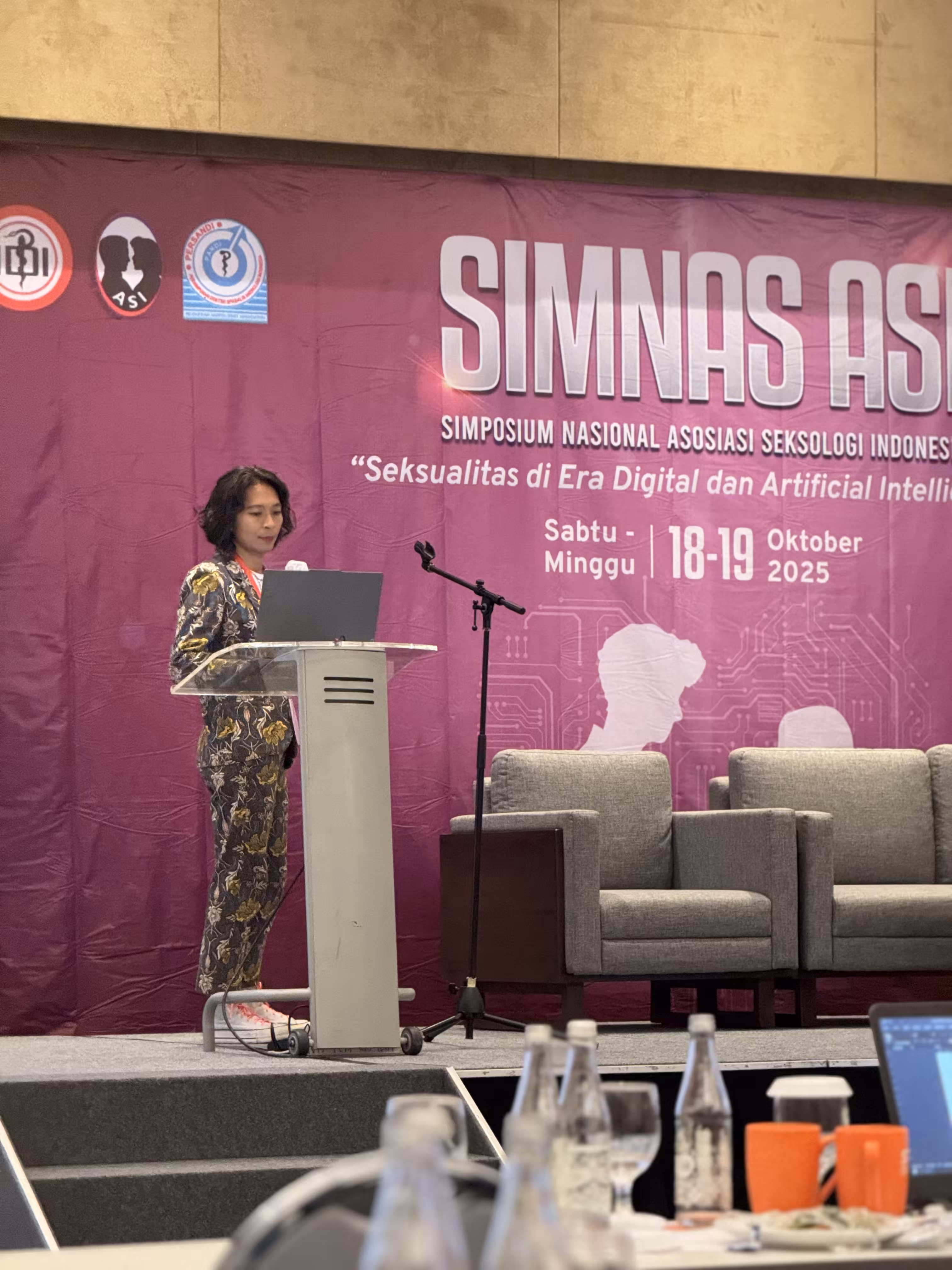 Rendra Susanti giving a presentation at SIMNAS ASI 2025