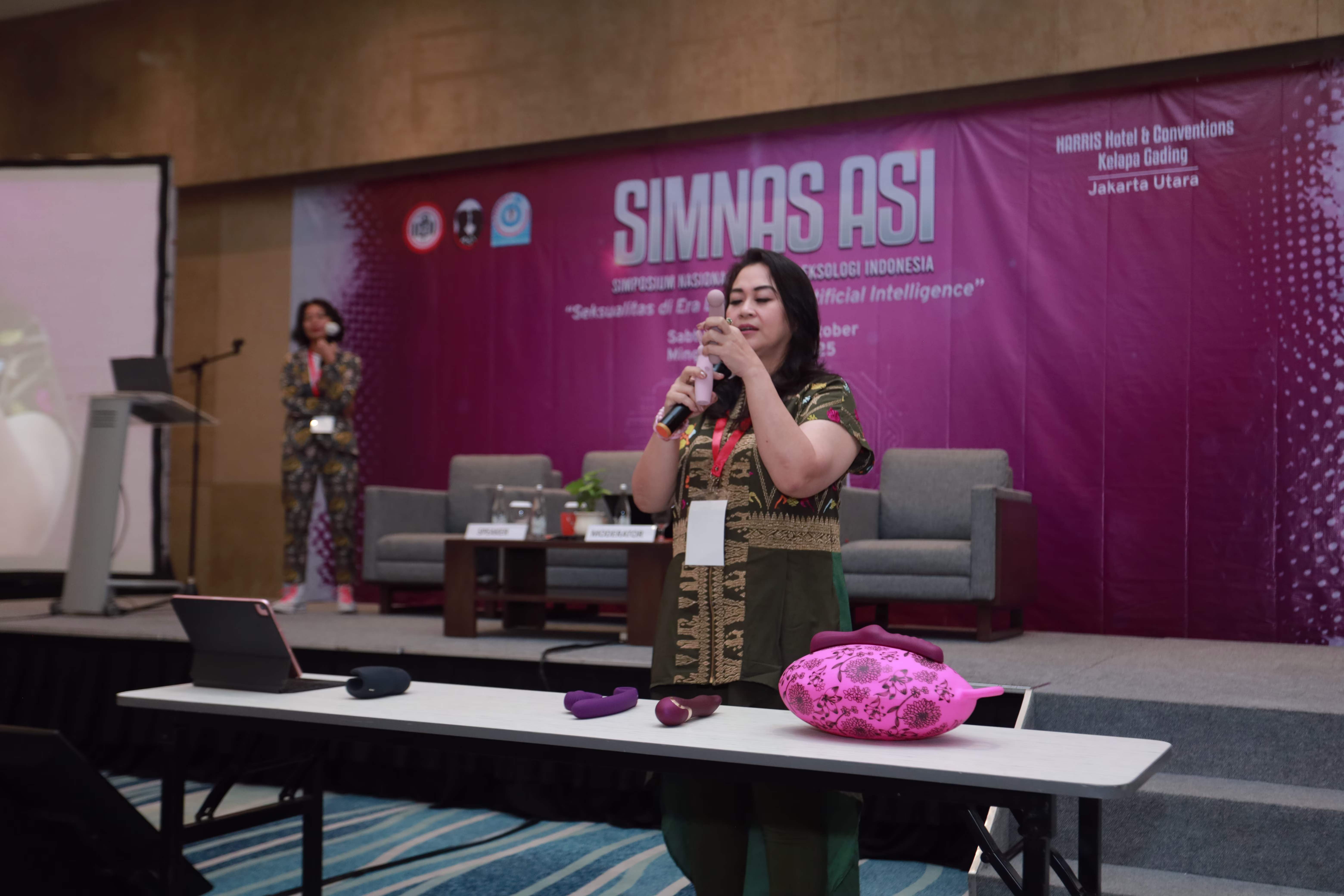 Zoya amirin giving a presentation of laciasmara sexual instruments