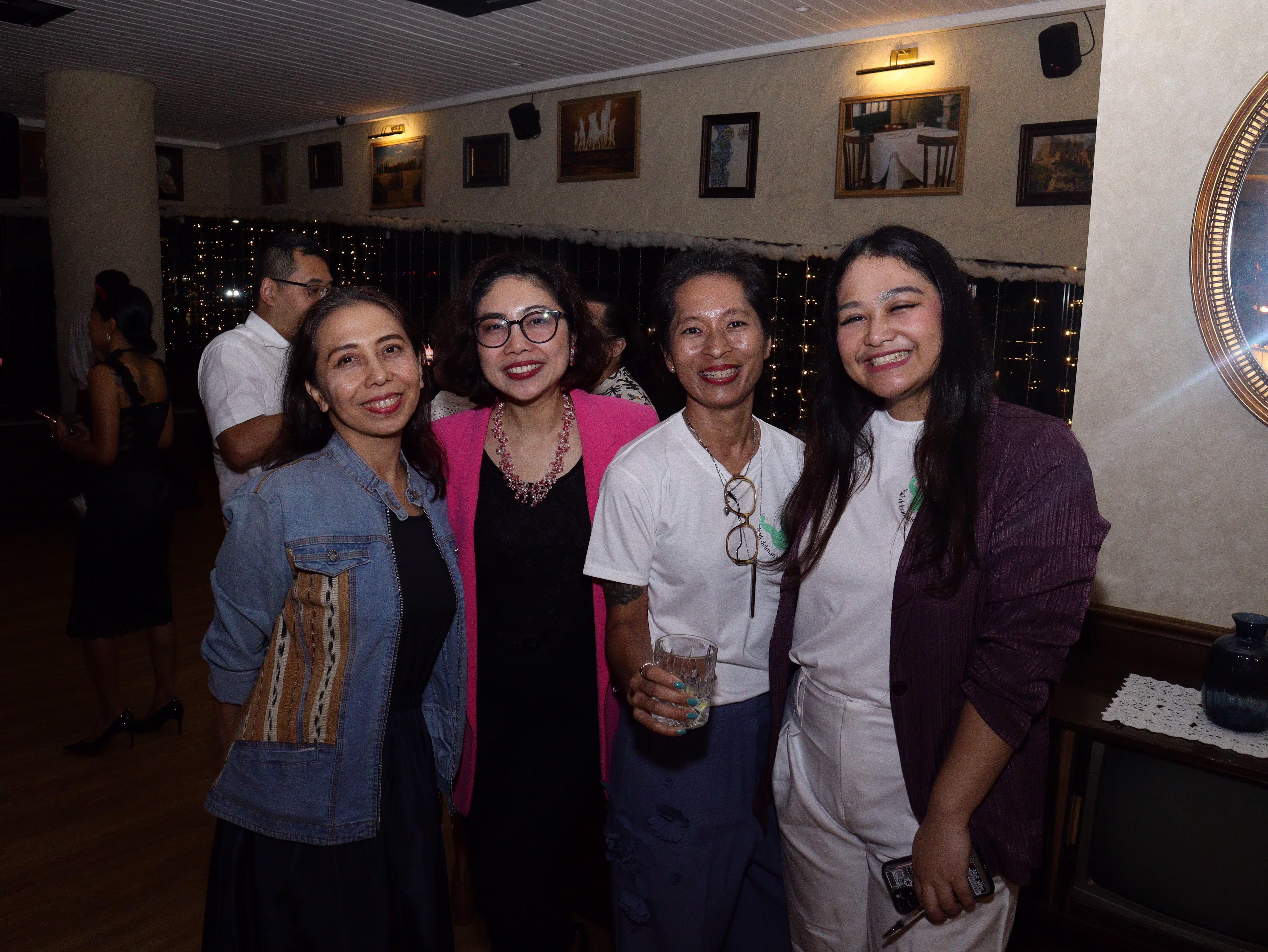 Rendra Susanti with laciasmara team posing happily at photo group with Pingkan C. B. Rumondor