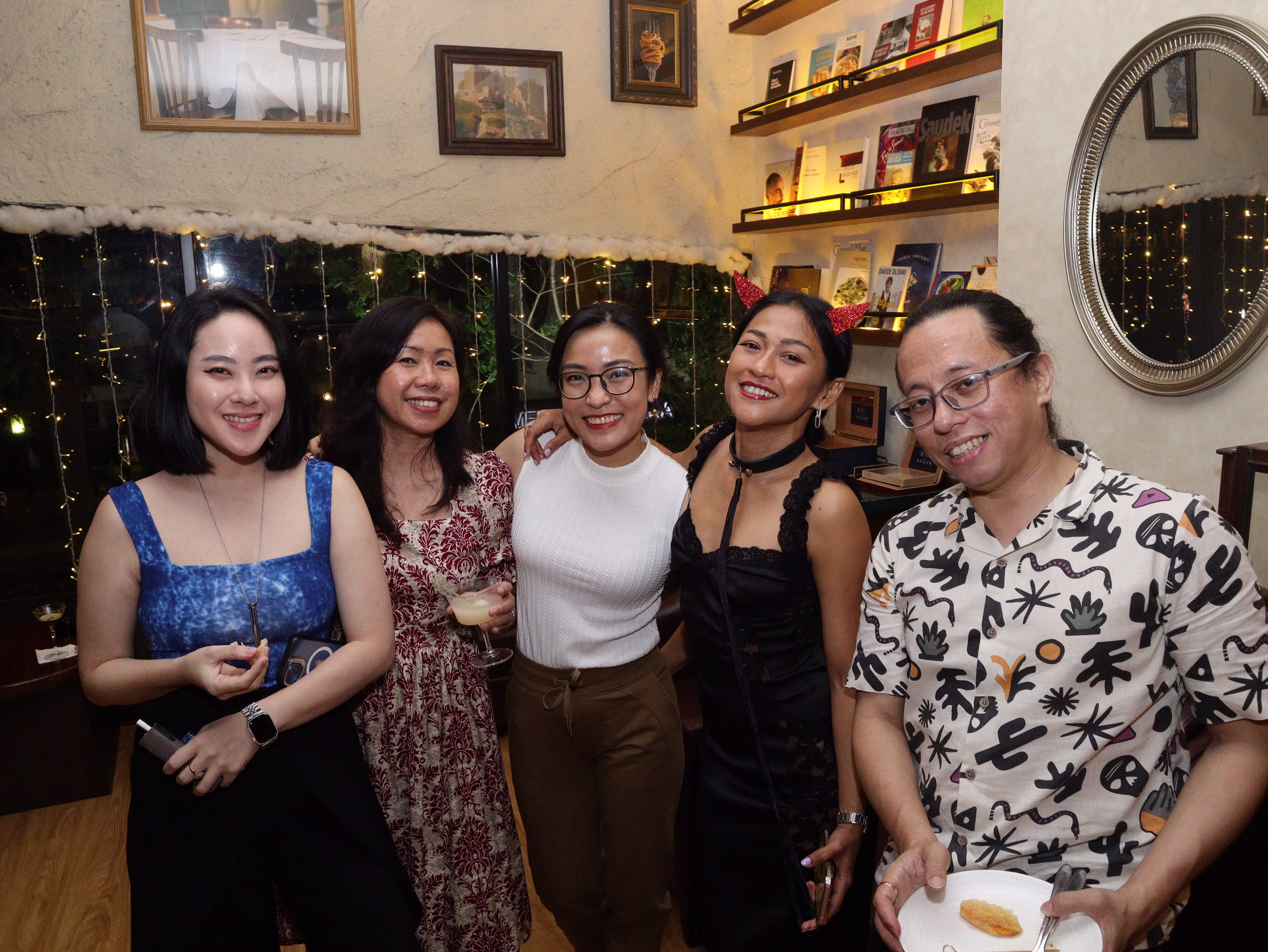 A group photo of the five guests of Dasa Asmara Bersua posing happily