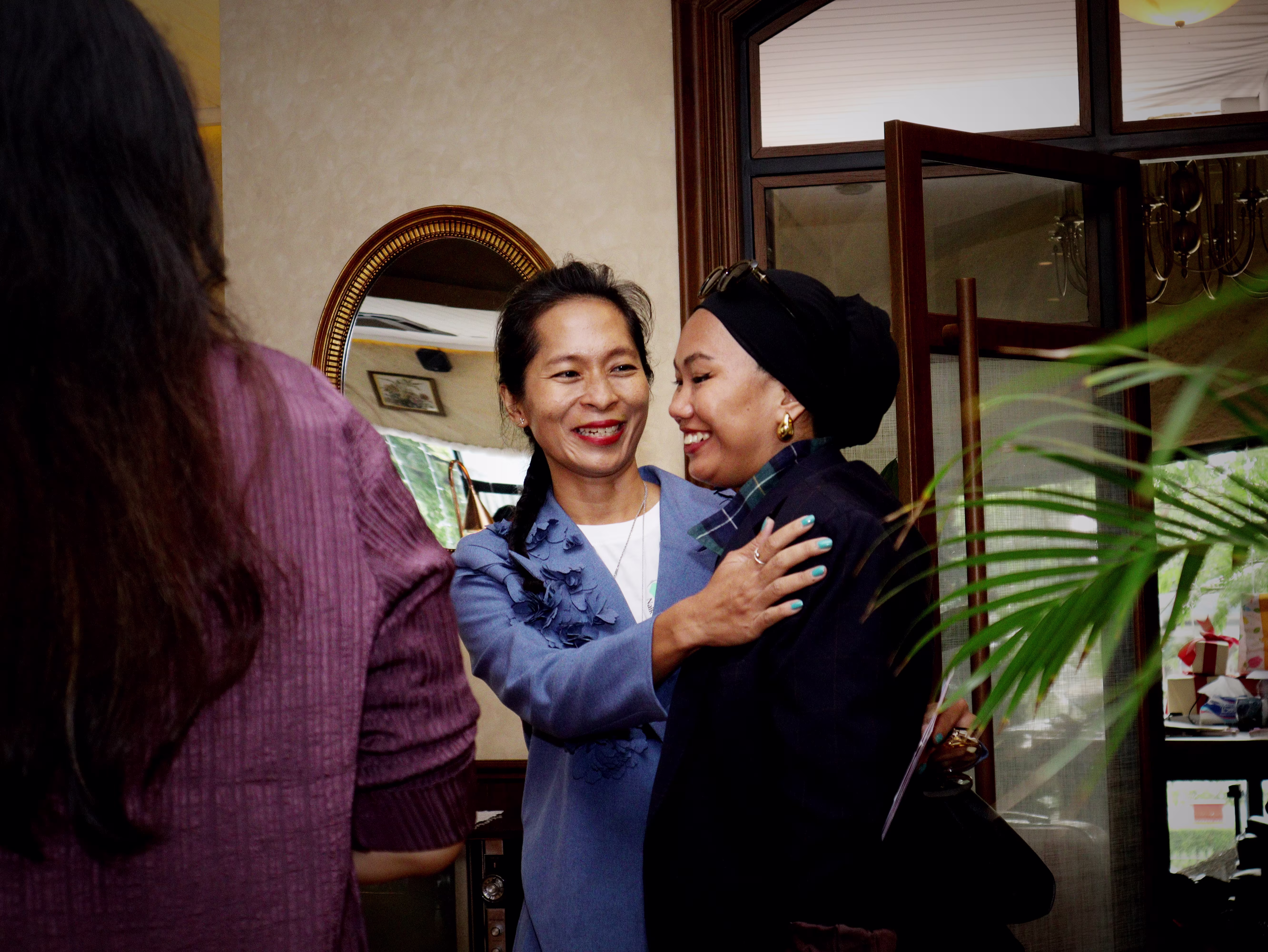 Rendra Susanti greeted the guests with great enthusiasm