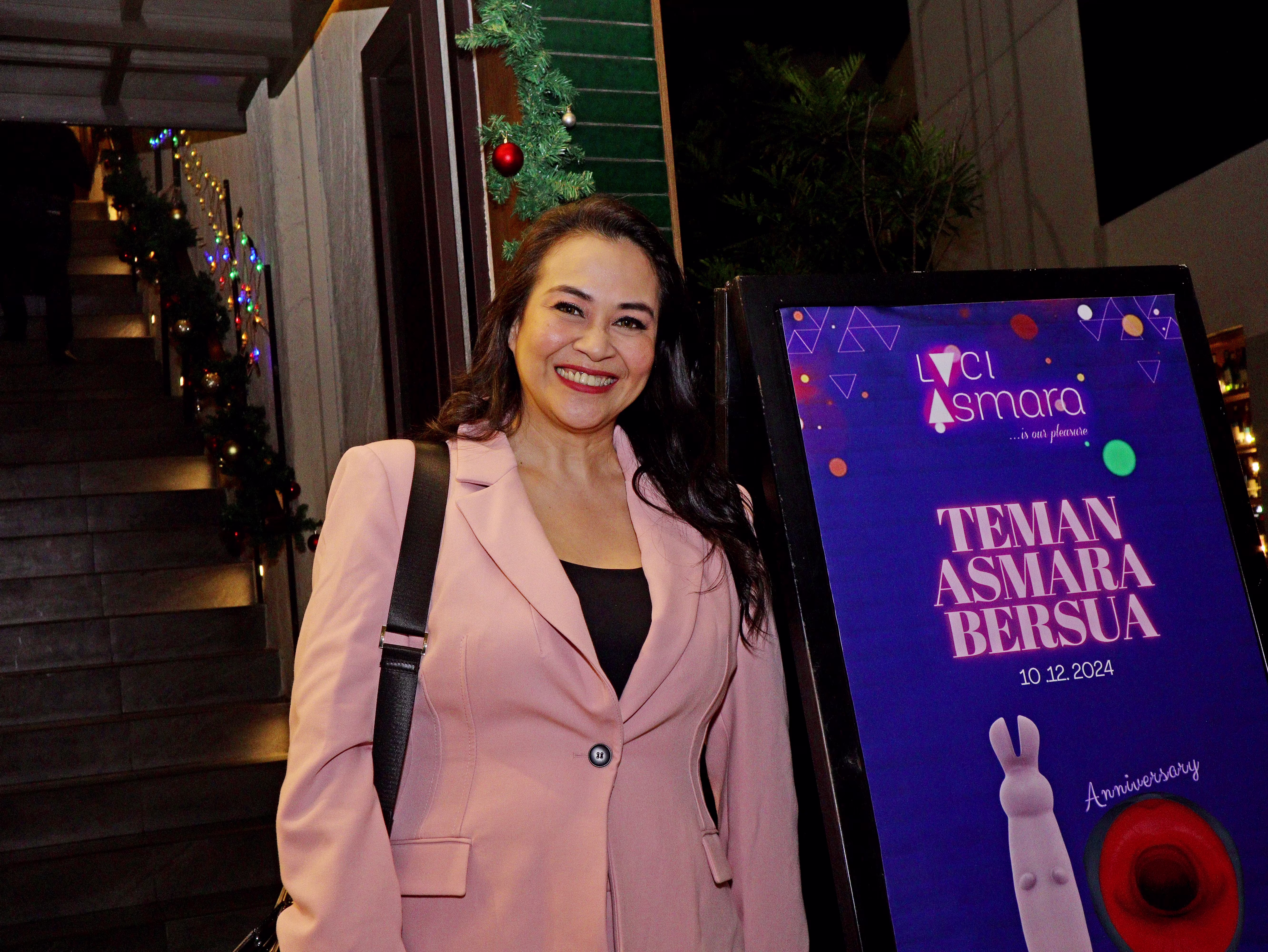 Zoya Amirin posing happily at the Dasa Asmara Bersua entrance