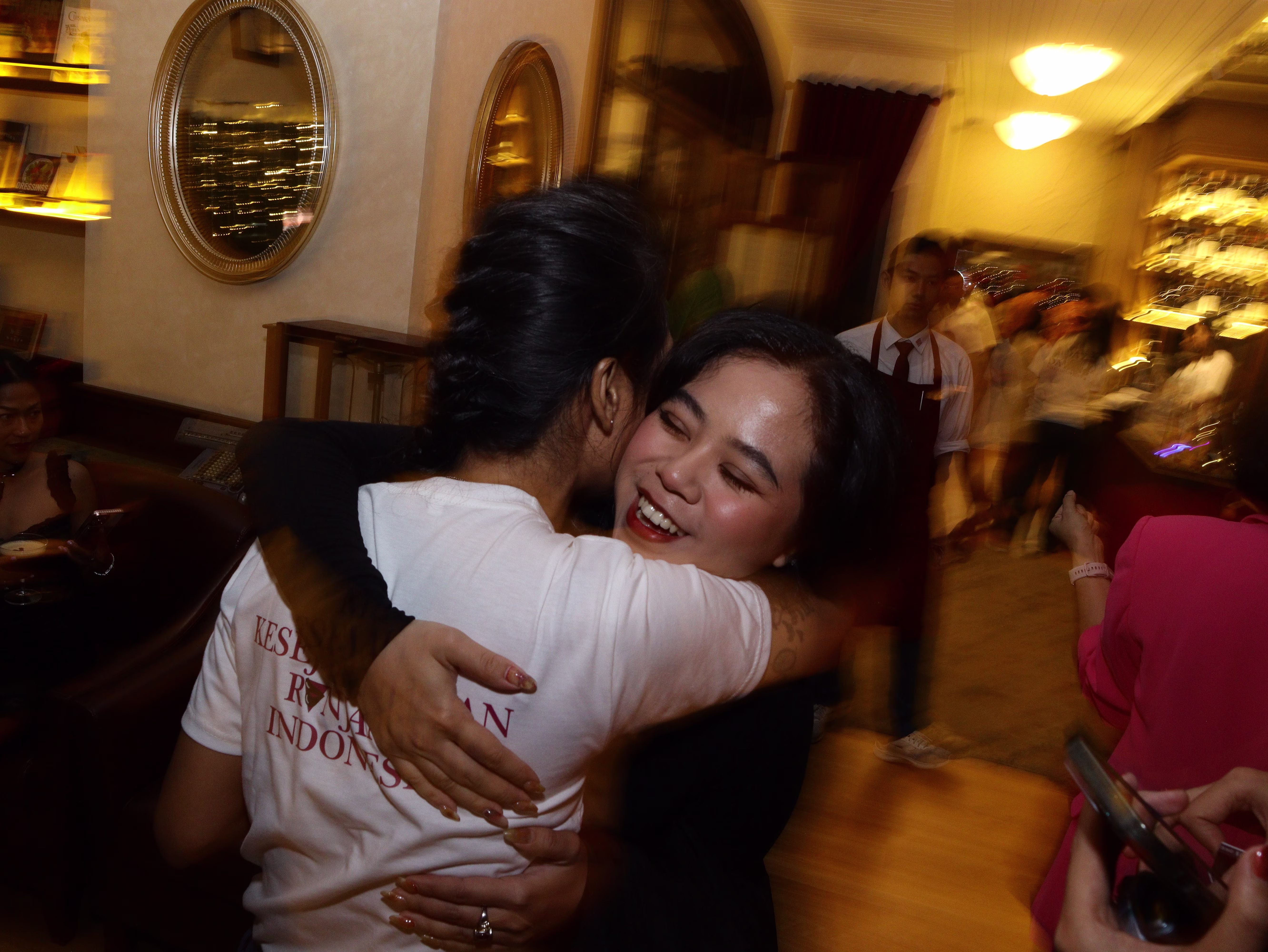 A heartwarming moment of Rendra Susanti sharing a warm hug with a smiling, joyful guest at Dasa Asmara Bersua